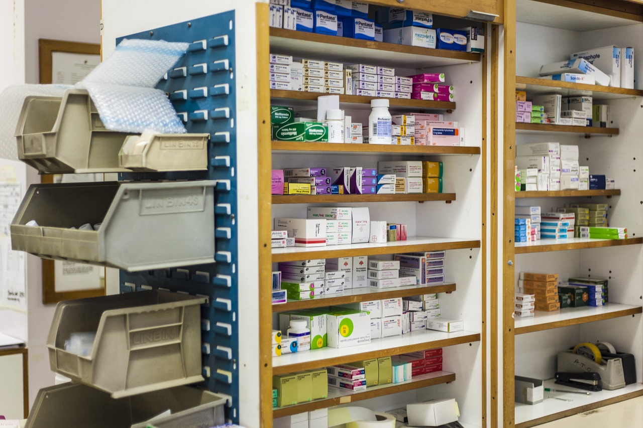 PRETENDE UN FARMACO CON UNA RICETTA FALSIFICATA E FERISCE IL FARMACISTA: IN MANETTE 59ENNE DI POLCENIGO